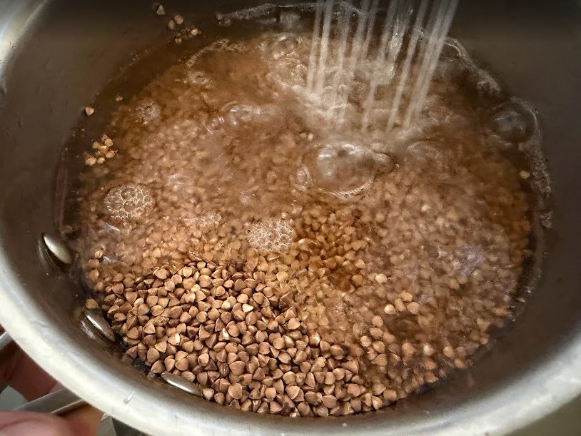 оптимально промивати гречку — прохолодна або кімнатної температури вода