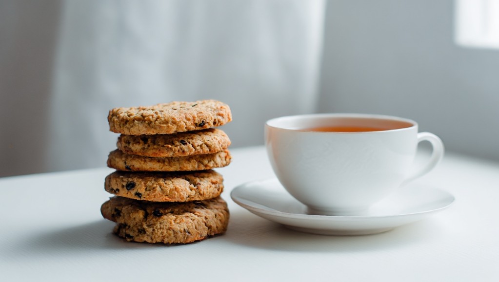 Печиво домашньої випічки поруч із чашкою чаю