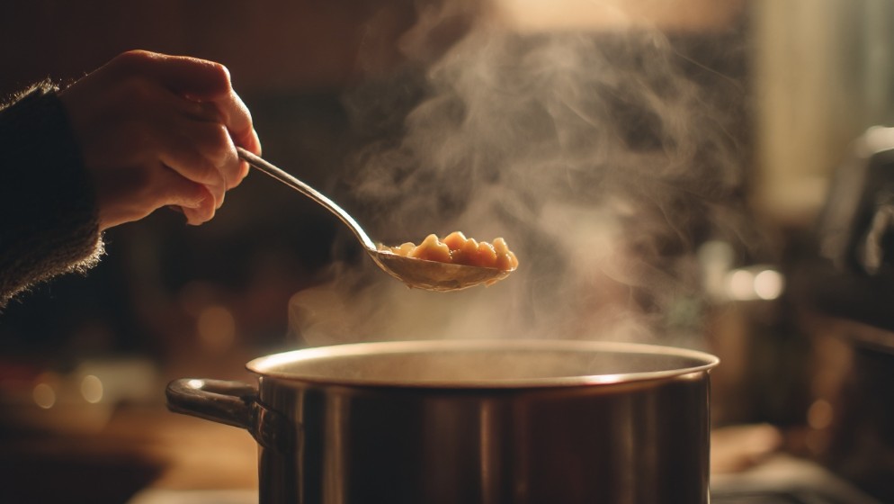 Перший ковток домашнього супу під час готування
