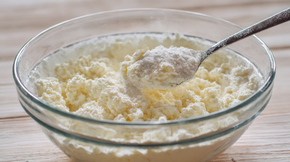 Початковий етап замішування тіста для сирників