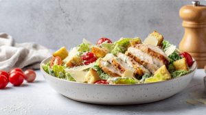 Präsentation des Caesar-Salats: Wie man es ästhetisch wie im Restaurant macht