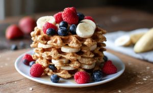 Подавайте фітнес-вафлі з вівсяного борошна з вашими улюбленими фруктами або медом.