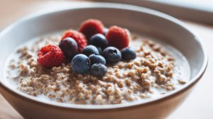 Подавайте ніжну гречку на молоці зі свіжими ягодами або медом за смаком.