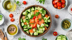 Полийте салат заправкою, обережно перемішайте всі інгредієнти.