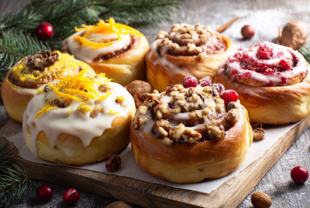 Pomysły na świąteczne wersje cynamonek assortment of cinnamon rolls with different toppings