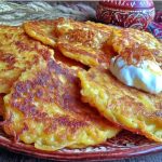 Домашні деруни з цибулею