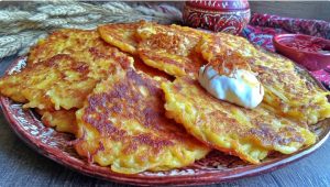 Домашні деруни з цибулею