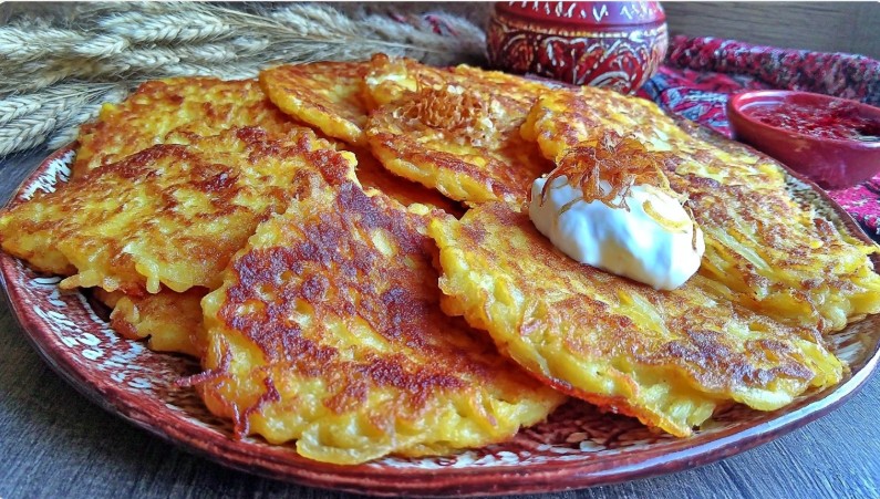 Приготуйте смачні деруни з свіжої картоплі та ароматної цибулі,