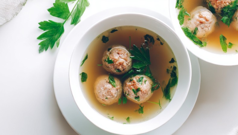 Приготування швидкого супу з фрикадельками