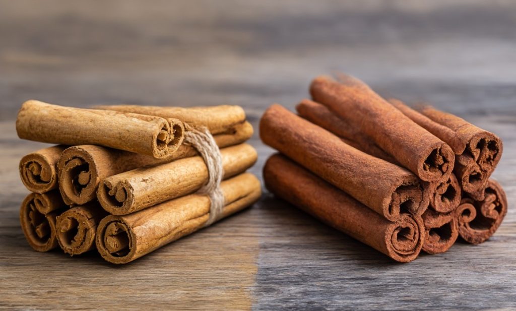 Dwa rodzaje cynamonu ułożone obok siebie na drewnianym stole