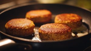 Розігрійте сковороду з олією та обсмажуйте гречаники