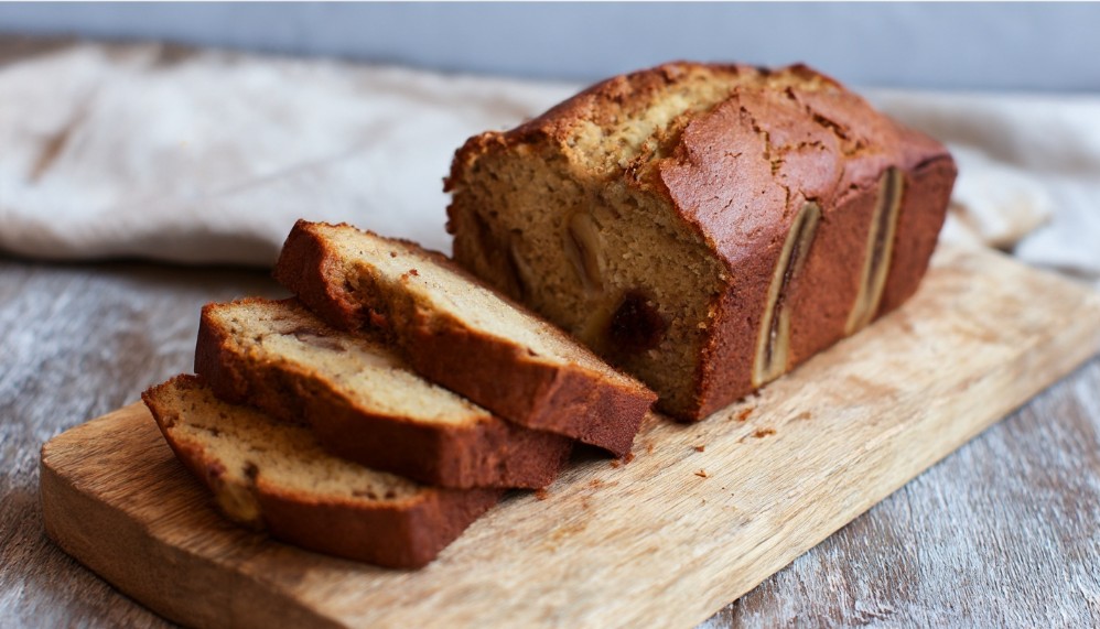 Розріз бананового хліба з вологим м’якушем