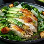 Соковитий «Цезар» з авокадо та кремовим соусом