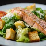 Цезар з лососем, який хочеться доїсти до крихти