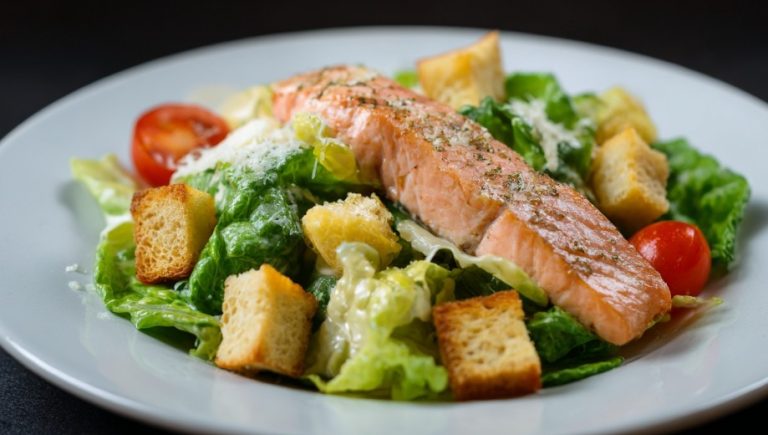 Цезар з лососем, який хочеться доїсти до крихти — Салати