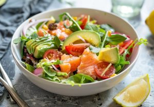 Салат із авокадо та лососем
