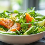 Салат із авокадо та лососем