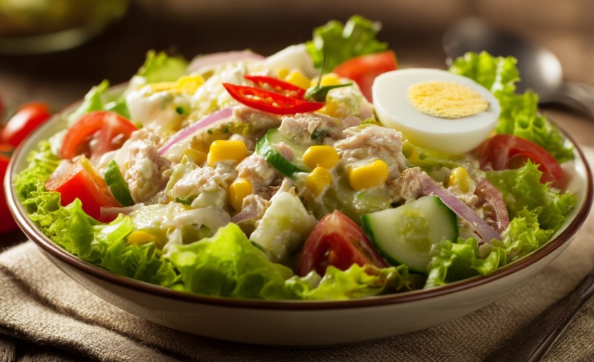 Салат з тунцем і кукурудзою