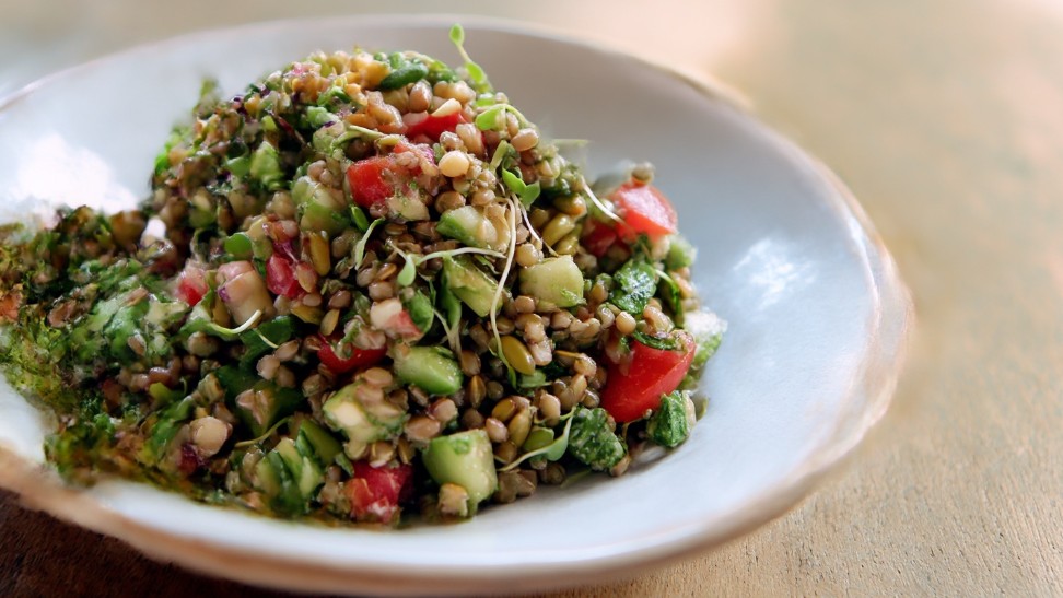 салат з зеленою пророщеною гречкою