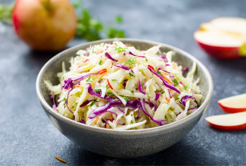 Салат зі свіжої капусти і яблук і моркви