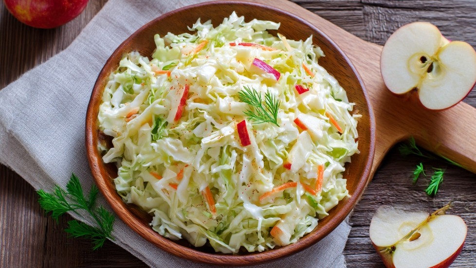 Салат зі свіжої капусти і яблук