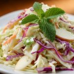 Салат зі свіжої капусти й яблука