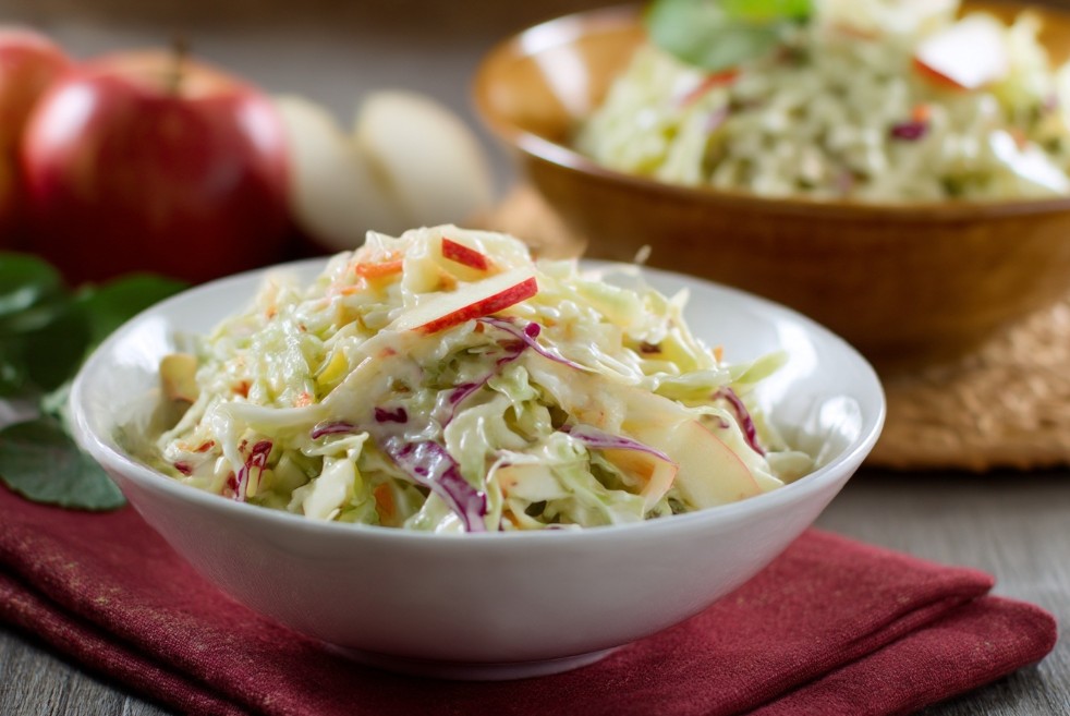 Салат зі свіжої капусти й яблука