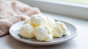 Сформуйте невеликі коржики з отриманої маси, обережно обвалюючи їх у цукрі, якщо бажаєте.