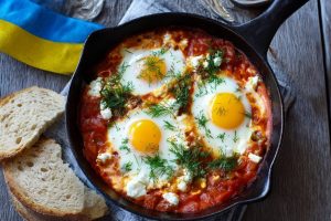 Класична шакшука — рецепт яєць у томатному соусі з зеленню та бринзою