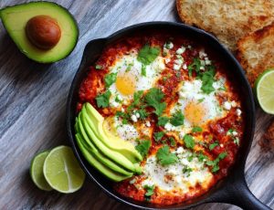 Шакшука з авокадо та лаймом