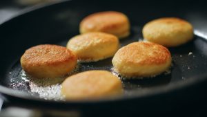 Смажте сирники по 3-5 хвилин з кожного боку до золотистої скоринки.