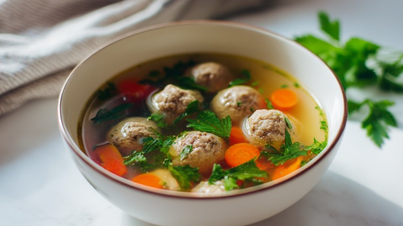 Суп з фрикадельками добре зберігається в холодильнику