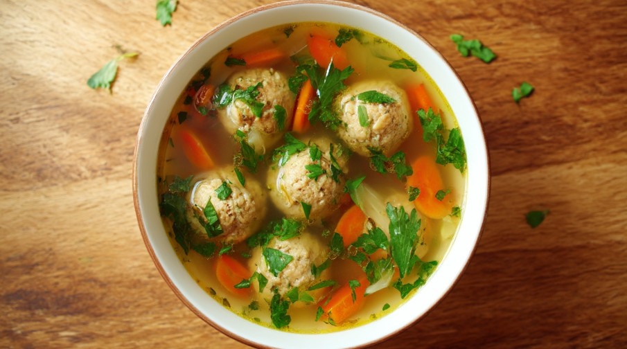 Суп з фрикадельками та свіжою зеленню