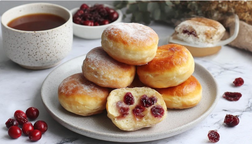 Сирники з журавлиною — це вдале поєднання ніжної текстури та легкої ягідної кислинки