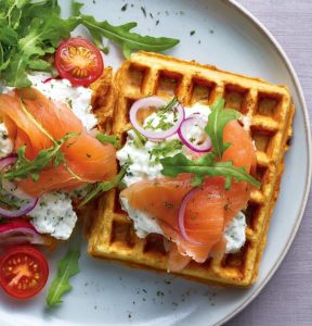 Вафлі з лососем і вершковим сиром