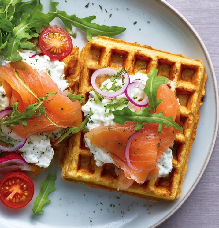 Вафлі з лососем і вершковим сиром