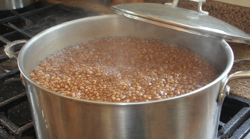 варить багато гречки краще у великій каструлі