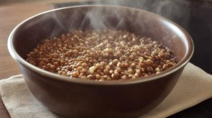 Відваріть гречку в підсоленій воді до повної готовності