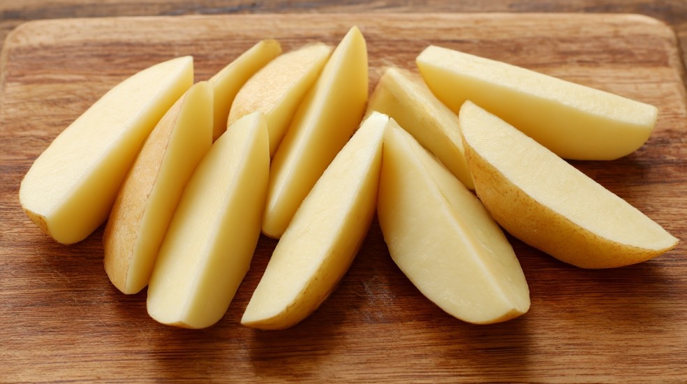 Візуально звертай увагу на поверхню зрізу картоплі, вона має бути рівною, без тріщин і темних плям