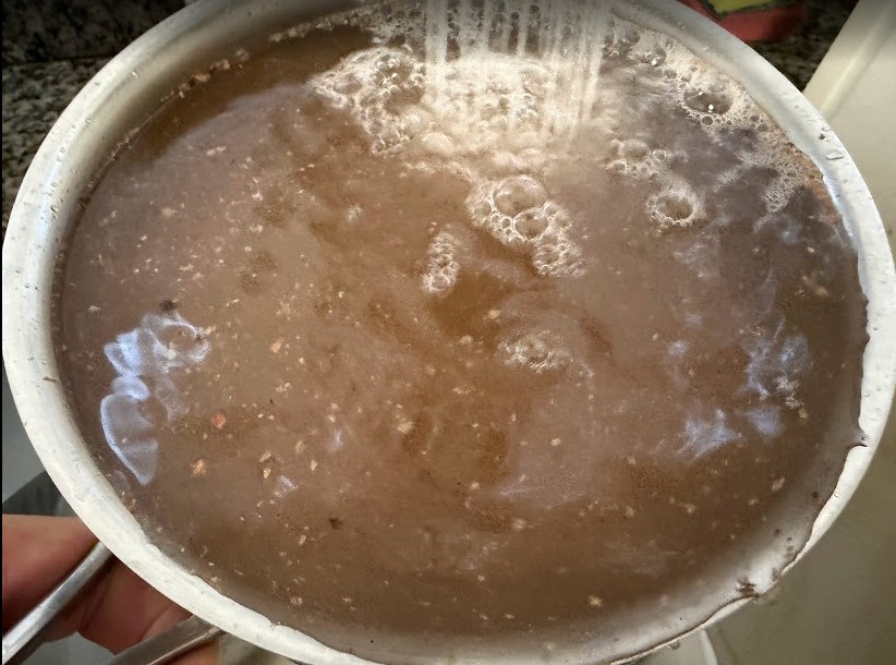 Вода змиває пил, який осідає на зернах гречки під час транспортування й зберігання