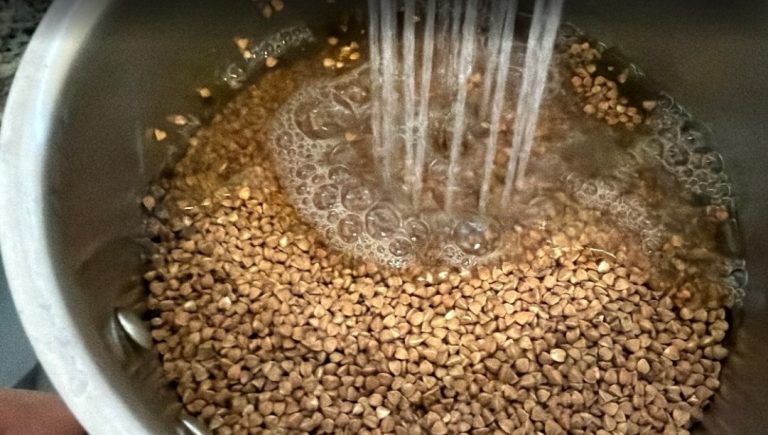 Як правильно промивати гречку, щоб вона була розсипчастою