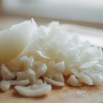 Która cebula jest najlepsza do klopsików — surowa, smażona czy karmelizowana