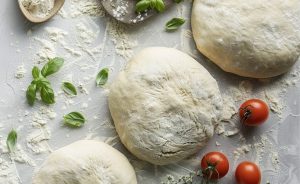 Залиште частини тіста на 30 хвилин, щоб вони відпочили перед формуванням піци.