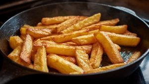 Зніміть сковороду з вогню, посипте смажену картоплю дрібно нарізаною петрушкою і кропом перед подачею.