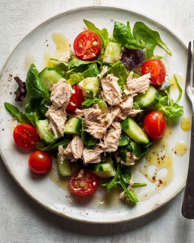 Тунець із зеленню та овочами у домашньому салаті