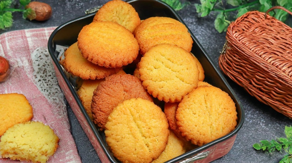 Домашнє печиво на смальці на столі