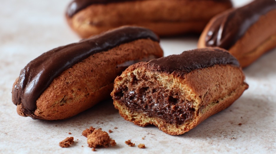 Розріз шоколадного еклера з кремом