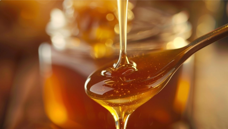 натуральний мед у скляній банці крупним планом