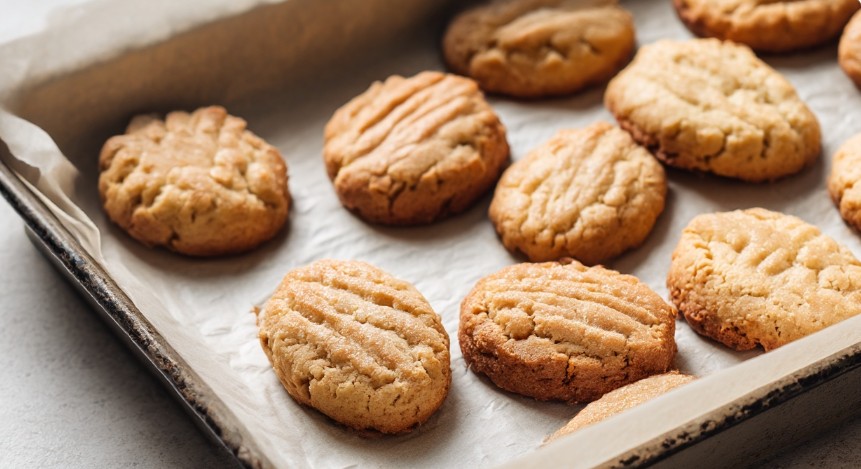 Печиво на смальці без розпушувача на пергаменті після духовки 