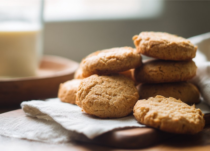 Просте домашнє печиво на смальці на кухонному столі